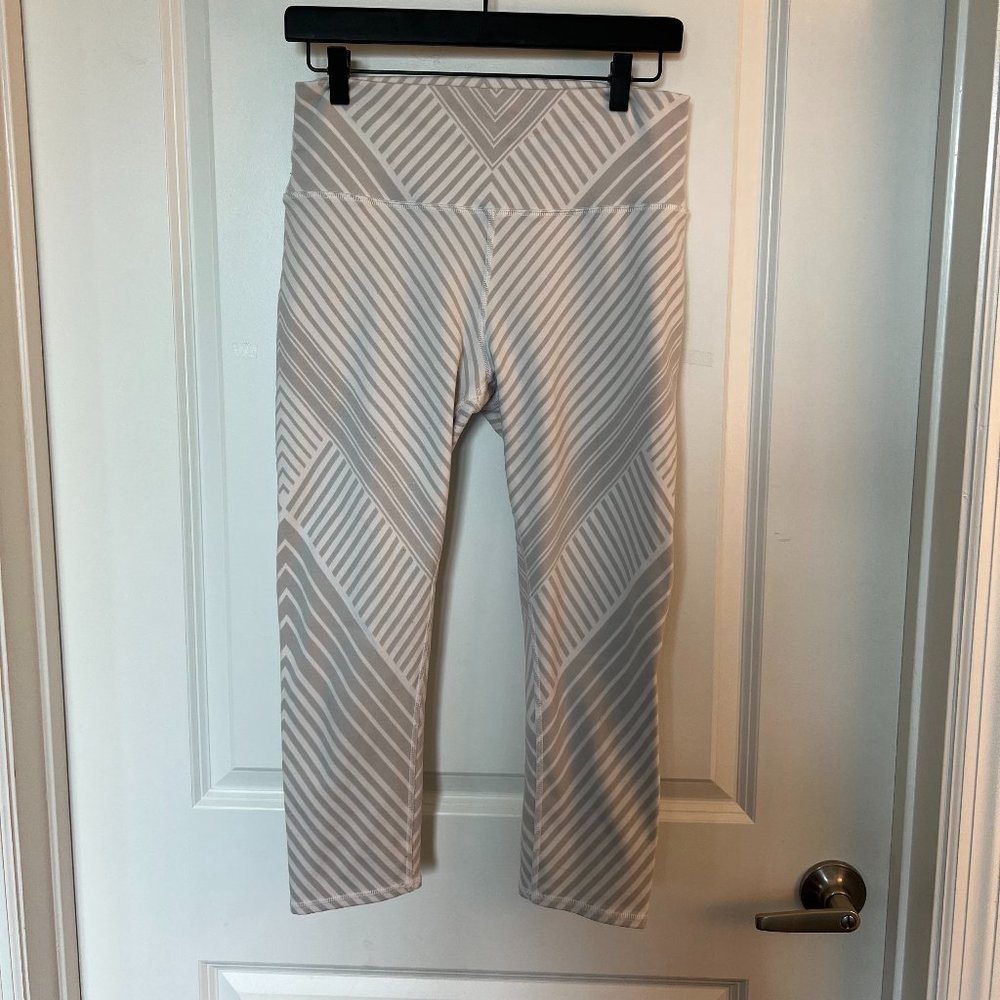 Alo Yoga High Waist Capri in White Sante Fe Engineered Print - Size L